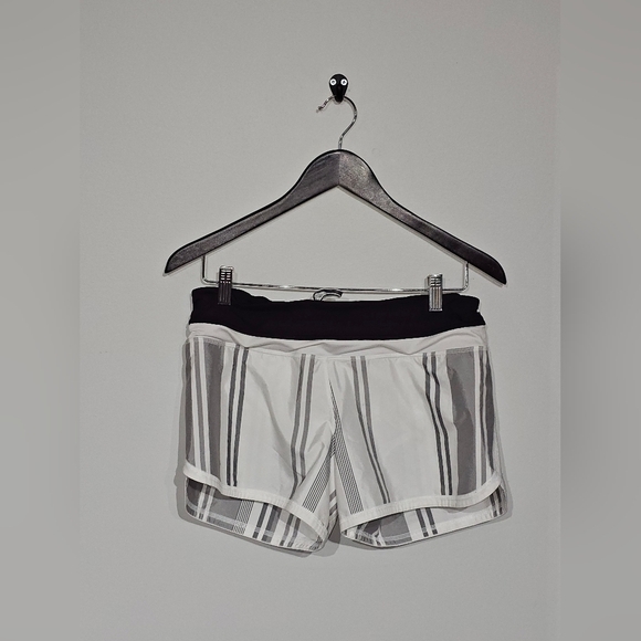 Lululemon Athletica Women’s Running Shorts White Stretch Zip Pocket Size 6 - Picture 1 of 4